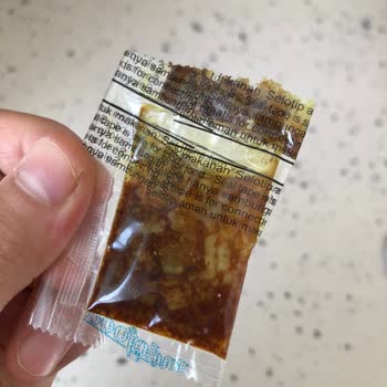 İndomie Körili Noodle Ürününde Yarım Kırık Sos Poşeti Ve Eksik İçerik