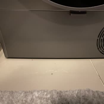 Kurutma Makinesi Altından Su Sızdırıyor, Servis Yazılı Açıklama Ve Çözüm Sunmuyor