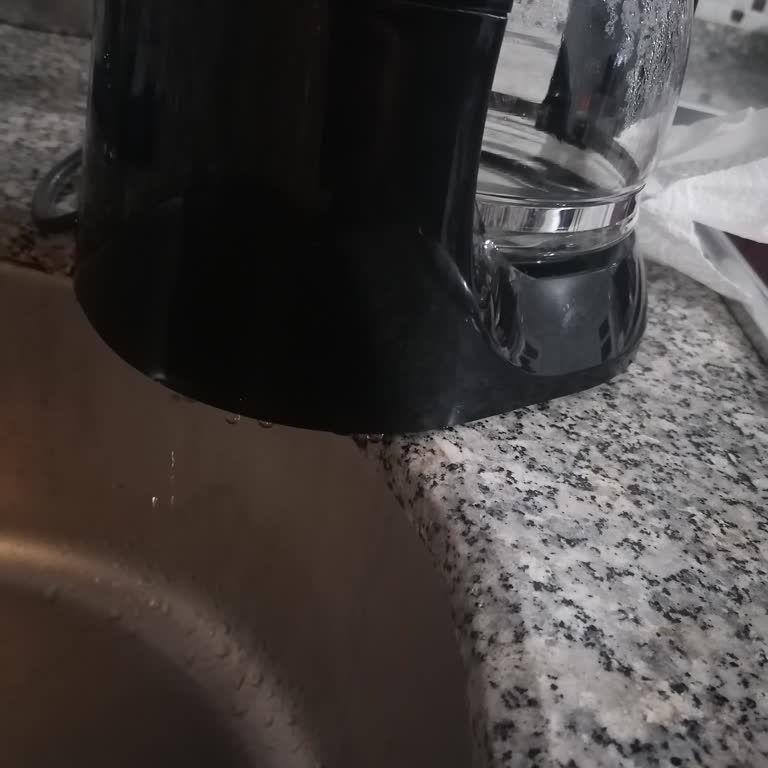 Şok Market’ten Satın Alınan Kahve Makinesinde Tekrarlayan Su Kaçırma Ve Kırık Paketleme