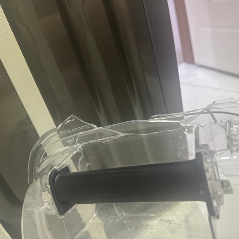 Hoover Kurutma Makinesi Haznesi Açılırken Kendiliğinden Düşüp Kırıldı