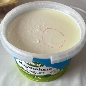 Sütaş Kaymaksız Yoğurdunda Saç Bulunması, Hijyen Endişesini Artırdı