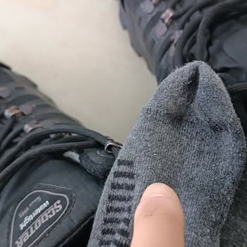 Su Geçirmez Olmayan Scooter Botları İçinde Sürekli Islaklık Ve Kötü Koku