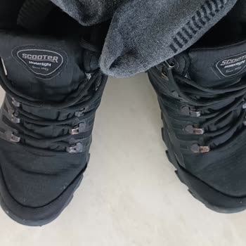 Su Geçirmez Olmayan Scooter Botları İçinde Sürekli Islaklık Ve Kötü Koku