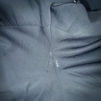 Sınırlı Kullanıma Rağmen Takım Elbise Hızla Yırtıldı, Mağaza Kullanıcı Hatası İddia Ediyor