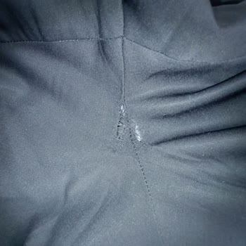 Sınırlı Kullanıma Rağmen Takım Elbise Hızla Yırtıldı, Mağaza Kullanıcı Hatası İddia Ediyor