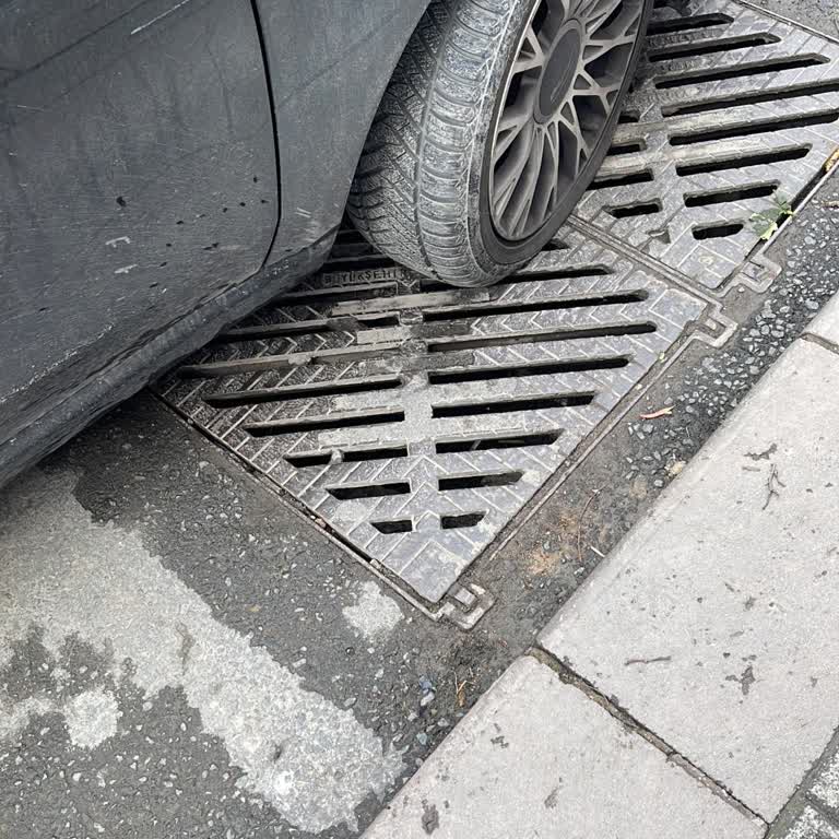 İstanbul Zaim Üniversitesi Otoparkında Çivi Ve Çamur Nedeniyle Lastik Patlaması Ve Kötü Tutum
