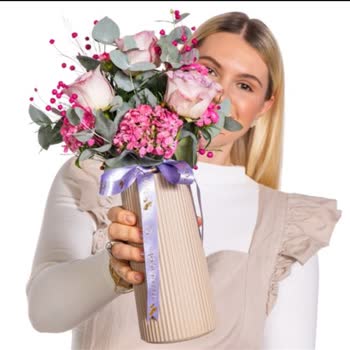 Görseldeki Şık Çiçek Yerine Dağınık Ve Özensiz Çiçek Gönderildi