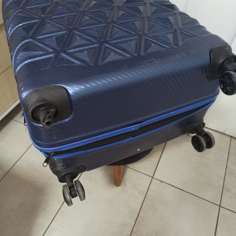 Ajet Uçuşunda Valiz Tekerleği Kırıldı Ve Yeni Valiz Talebi