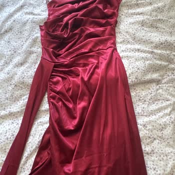 Abiye Merkezinden Gelen Kalitesiz Ve Kokusuz Elbiseler İçin İade Talebi