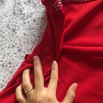 Abiye Merkezinden Gelen Kalitesiz Ve Kokusuz Elbiseler İçin İade Talebi