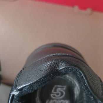 Sert Arka Kısım Ve Rahatsız Taban: Mağaza İnceleme Reddedildi