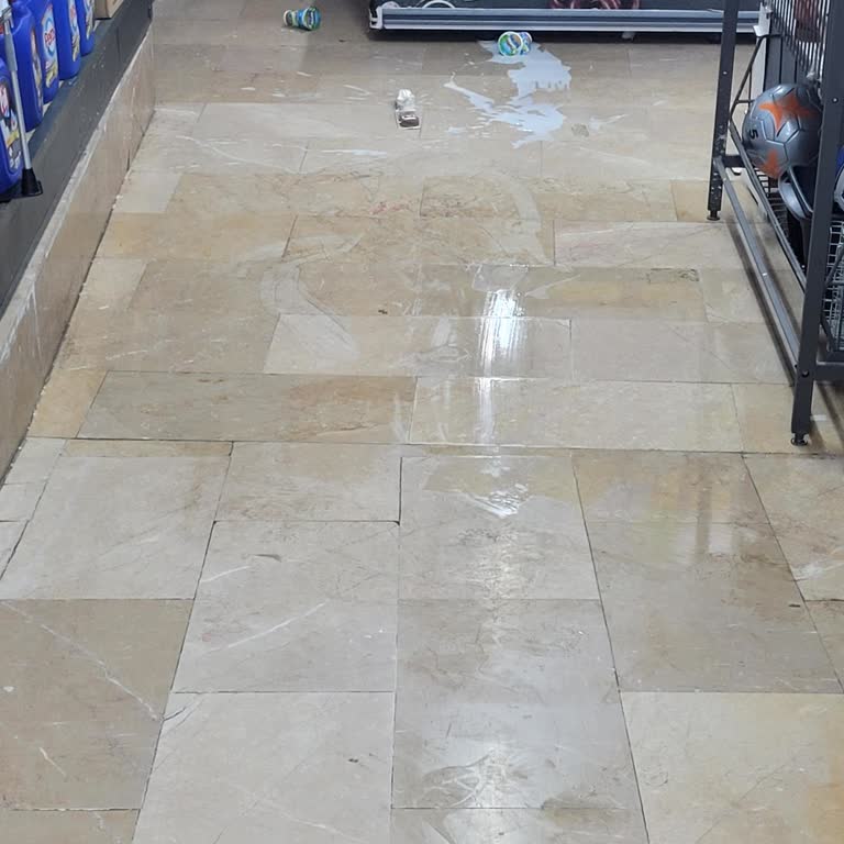 Kaygan Zemin Ve Uyarı Eksikliği Nedeniyle Düşen Müşteri Gözlüğünü Kırdı