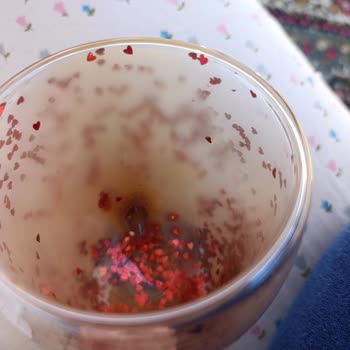 Cam Kupa Kısa Sürede İçinde Kararmaya Başladı, Mağaza Müdürü Yardım Etmedi