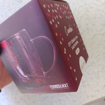 Cam Kupa Kısa Sürede İçinde Kararmaya Başladı, Mağaza Müdürü Yardım Etmedi