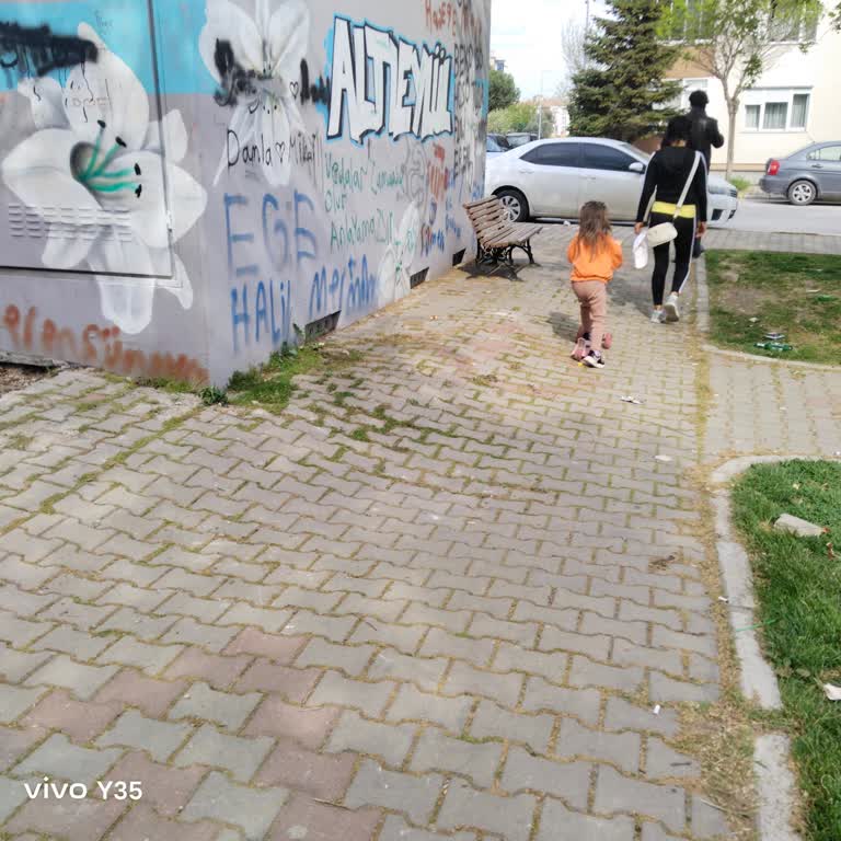 Uludağ Elektrik Dağıtım Açık Kablolar Trafo Önünde