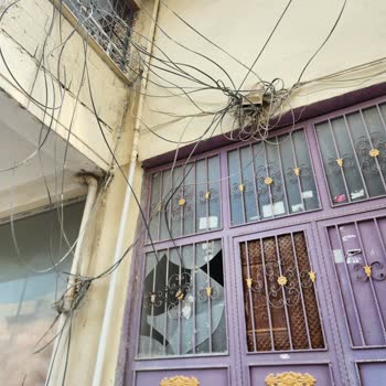 Düzensiz Türk Telekom Kabloları Bina Girişinde Görsel Kirlilik Ve Güvenlik Riskine Yol Açıyor