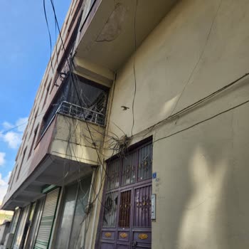 Düzensiz Türk Telekom Kabloları Bina Girişinde Görsel Kirlilik Ve Güvenlik Riskine Yol Açıyor