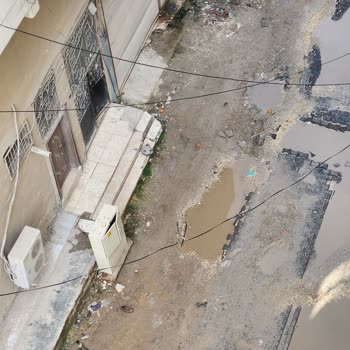 Düzensiz Türk Telekom Kabloları Bina Girişinde Görsel Kirlilik Ve Güvenlik Riskine Yol Açıyor