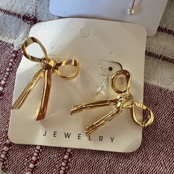 Kargo Gecikmesi, Kırık Küpe Ve Kalitesiz Takı Şikayeti