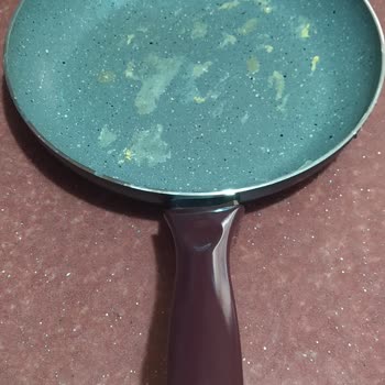 Mehtap Granit Tava Üzerinde Yumurtanın Anında Yapışması Ve İade Reddi