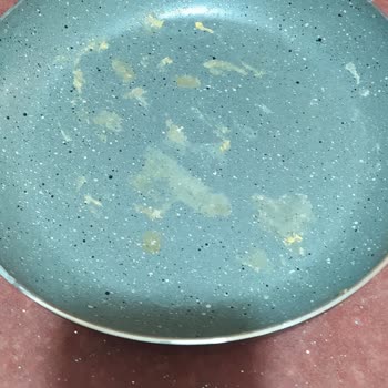 Mehtap Granit Tava Üzerinde Yumurtanın Anında Yapışması Ve İade Reddi