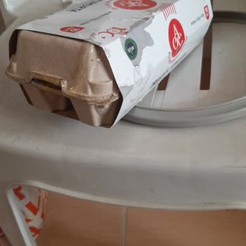 Kurye Dikkatsizliği: Kapı Önüne Bırakılan Siparişte Kırık Yumurta Ve Sağlık Riski