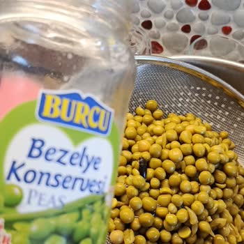 Burcu Markalı Bezelyenin İçinde Hamam Böceği Bulundu