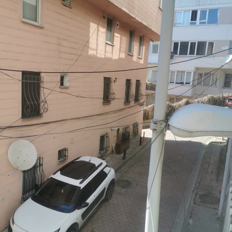 Beşiktaş Yıldız Mahallesinde TurkNet’in Asılı Kabloları Ciddi Güvenlik Tehdidi