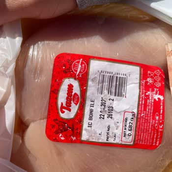 Tarihi Okunmayan Tavuk Ürünün Değiştirilmesi Ve Kasiyerin Agresif Tutumu