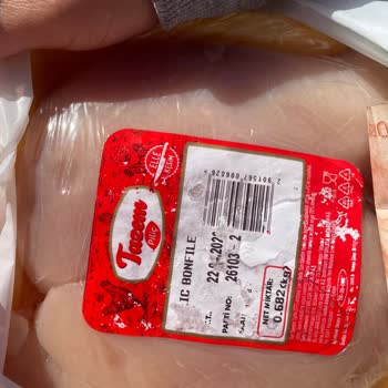 Tarihi Okunmayan Tavuk Ürünün Değiştirilmesi Ve Kasiyerin Agresif Tutumu