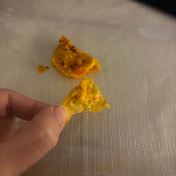Doritos Cipsinde Sert Şekilsiz Parçalar Tüketilemez Ve Sağlık Endişesi