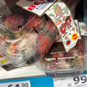 A101 Hasanbey Şubesinde Çürük Ve Küflü Çilekler Raflarda