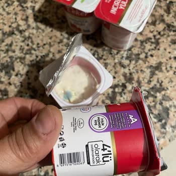 Küflü Probiyotik Yoğurt Ve Mağaza Müdürünün Umursamaz Tutumu