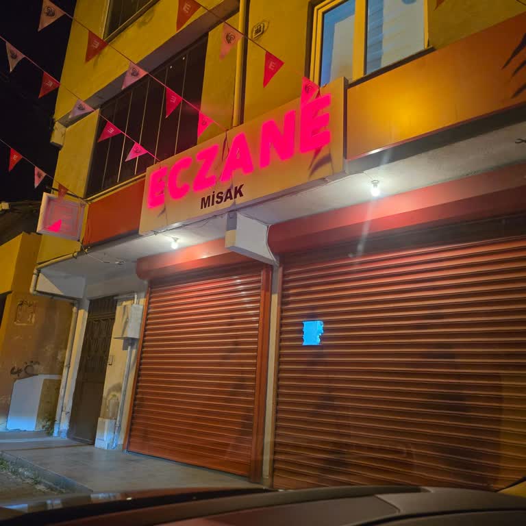 Misak Eczanesi Nöbetçi Olduğu Halde Kepenkleri Tamamen Kapatmış!