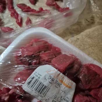 Kasap Görevlisinin Aldattığı Özensiz Kuşbaşı Kesimi Ve Kemik Parçaları