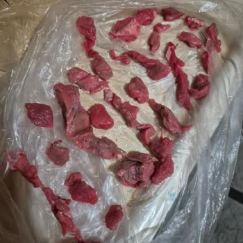 Kasap Görevlisinin Aldattığı Özensiz Kuşbaşı Kesimi Ve Kemik Parçaları