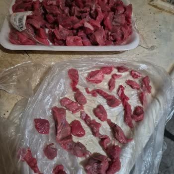 Kasap Görevlisinin Aldattığı Özensiz Kuşbaşı Kesimi Ve Kemik Parçaları