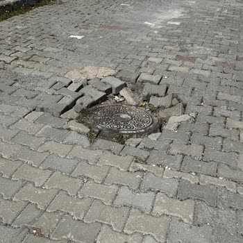 Villakent Mahallesinde Derin Çukurlar Ve Bozulan Kaldırımlar İçin Acil Çözüm Talebi