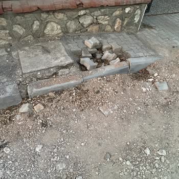 Villakent Mahallesinde Derin Çukurlar Ve Bozulan Kaldırımlar İçin Acil Çözüm Talebi