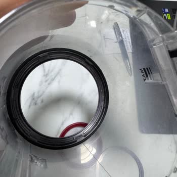 Dyson V12 Süpürge Borusu Sallanıyor; Toz Haznesi Kırıldı