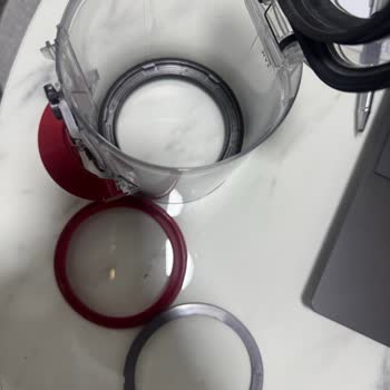 Dyson V12 Süpürge Borusu Sallanıyor; Toz Haznesi Kırıldı