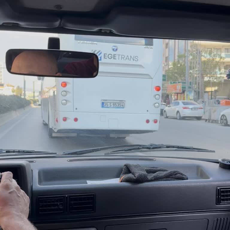 İzmir Karşıyaka’da Ege Trans Otobüs Şoförünün Tehlikeli Sürüşü Ve İhmalci Davranışı