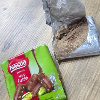 Nestlé Antep Fıstıklı Çikolatasında Mantar Ve Bakteri Görüntüsü Üzerine İade Talebi
