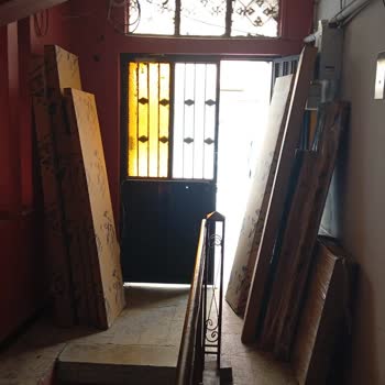 Koçtaş Ve Horoz Lojistik'ten Apartman Kapısına Bırakılan Gardırop Teslimatı Aileyi Mağdur Etti