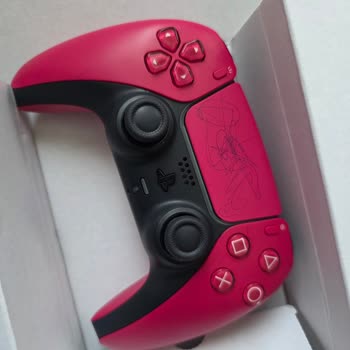 Kırmızı PS5 DualSense Kontrolcüsünde Karalama Ve Ücretsiz İade Talebi