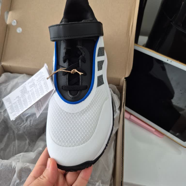 Bağcıklı Adidas Ayakkabı Siparişinde Yanlış Ürün Gönderildi