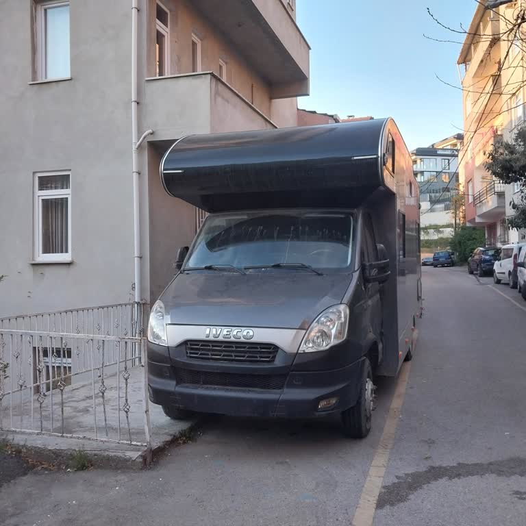 Kaldırımı İşgal Eden Dev Karavan Görüşü Engelliyor Ve Güvenlik Riski Oluşturuyor