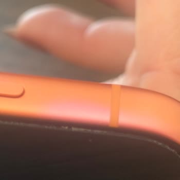 İPhone 17 Pro Max'ta Köşe Ve Yan Kısımların Pembe Renge Dönmesi Ve Değişim Talebi