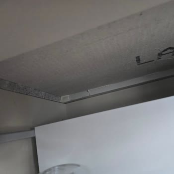 Altına Profil Eklenmeyen Porselen Tezgahımda Kırılma Riski Ve Kalitesiz İşçilik