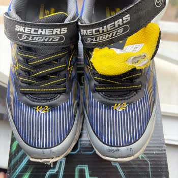 Az Kullanımda Çocuk Ayakkabısının Ön Kısmı Açıldı Ve Renk Soyuldu